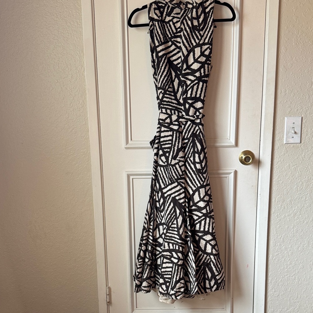 Chic Brown and White Leaf Pattern Maxi Dress - Picture 6 of 7